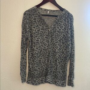 Z Supply Leopard Print V-Neck Soft long sleeve Women’s small